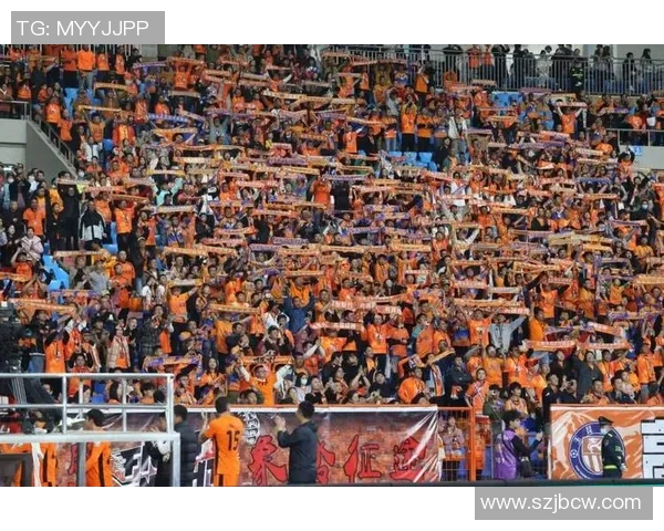 球星挂件随足球旋转展现激情运动之美点亮球迷热爱瞬间