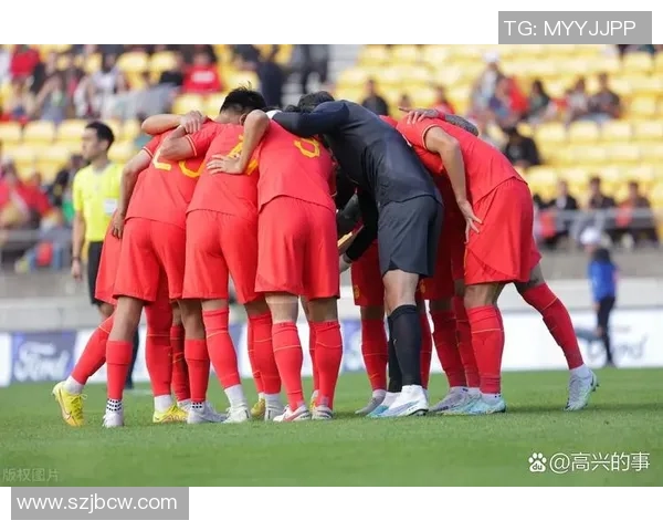 足球巨星泪洒赛场背后的故事 揭示无声奋斗与情感交织的真实瞬间 足球巨星泪洒赛场背后的故事 揭示无声奋斗与情感交织的真实瞬间